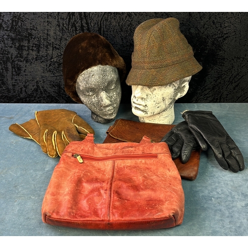 763 - A lovely collection of vintage hats, gloves and 2 leather hand bags ..ready for that drive in the Bu... 