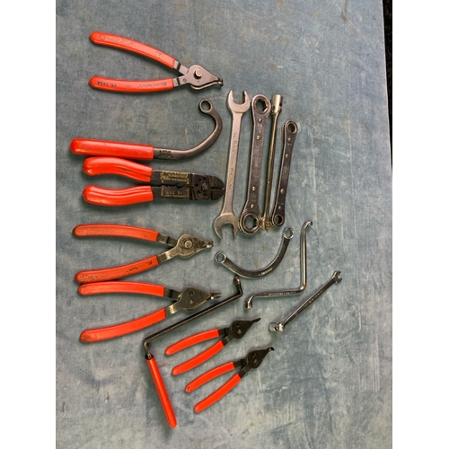 853 - Various 'Blue points' circlip pliers,   spanners and auto electrical tool. Selection of snap-on ratc... 