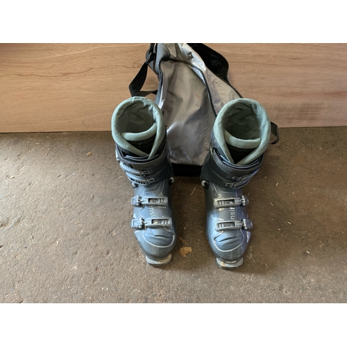 880 - A pair of vintage Salomon ski boots in bag