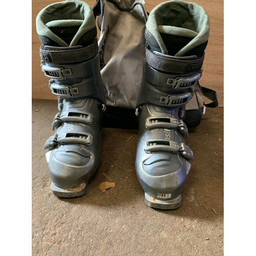 880 - A pair of vintage Salomon ski boots in bag