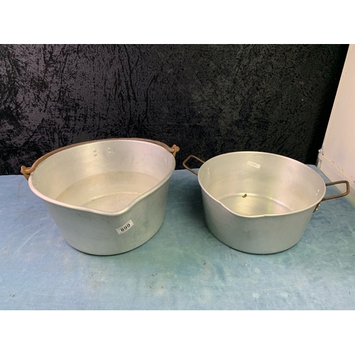 899 - A pair of aluminium jam pans