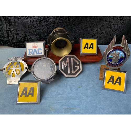 13 - Automobilia including a Klaxet car horn mounted on a wooden plaque with RAC and AA badges, additiona... 