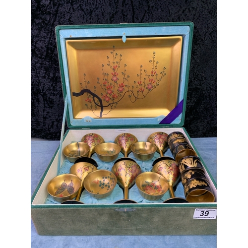 39 - Oriental / Japanese boxed set of lacquerware saki / drinks glasses with tray, bowls and napkin rings... 