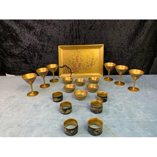 39 - Oriental / Japanese boxed set of lacquerware saki / drinks glasses with tray, bowls and napkin rings... 