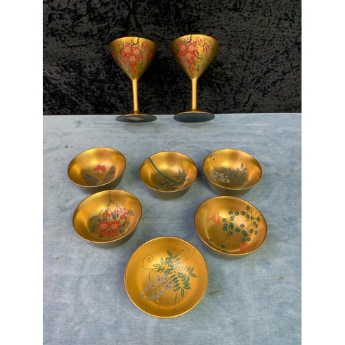 39 - Oriental / Japanese boxed set of lacquerware saki / drinks glasses with tray, bowls and napkin rings... 