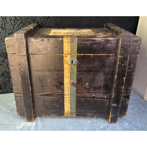 104 - Sturdy military wooden crate / box, possibly German / Luftwaffe, measures approx 46.5cm x 58cm x 33.... 