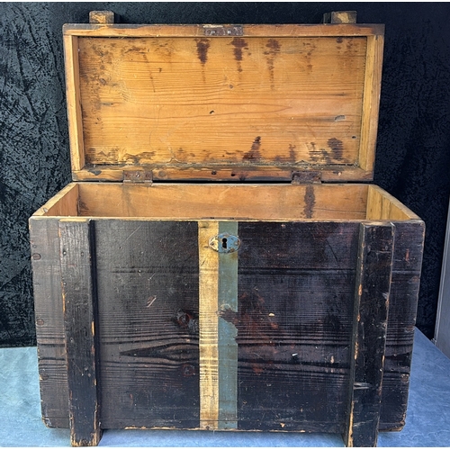 104 - Sturdy military wooden crate / box, possibly German / Luftwaffe, measures approx 46.5cm x 58cm x 33.... 