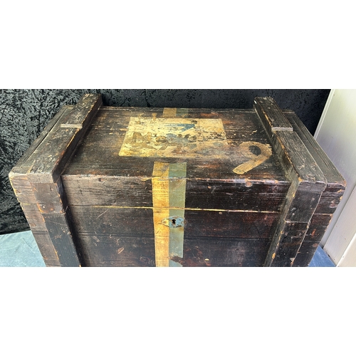 104 - Sturdy military wooden crate / box, possibly German / Luftwaffe, measures approx 46.5cm x 58cm x 33.... 