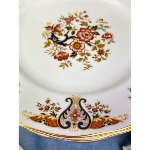 282 - A collection of Colclough tableware in Royale design inc 2 sizes of plates, cups, saucers etc