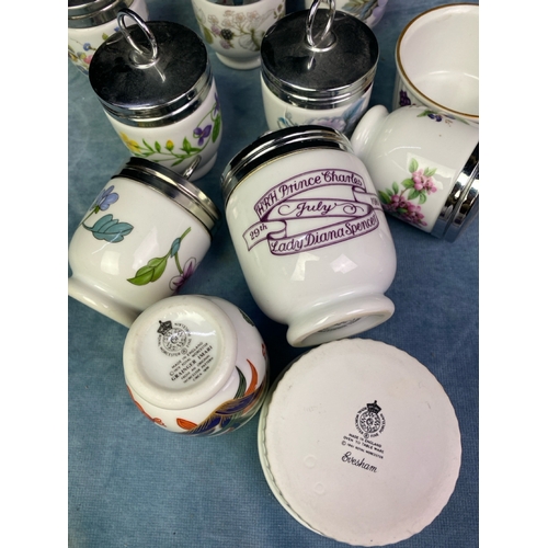 293 - All the rage! A collection of pretty egg coddlers inc Royal Worcester, Grainger Imari and 2 Evesham ... 