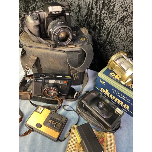 330 - Minolta Dynax 300si camera in bag, Fuji DL-60 and Canon AF35M cameras, a Kodak flash, Kodak 3500 dis... 