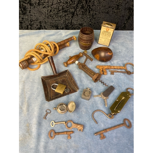 333 - Vintage collectibles including a skipping rope, corkscrew, a miniature wooden barrel (made from the ... 