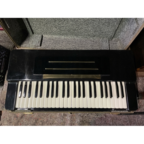 406 - Vintage Hohner Organa 9807 blower organ (in which metal reeds are made to vibrate with the air), equ... 