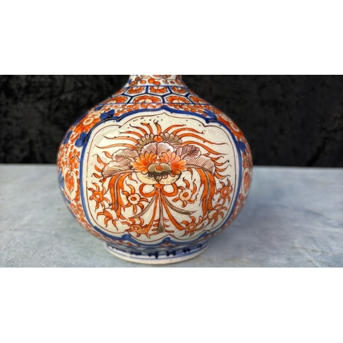 417 - Beautifully hand painted Meiji period Japanese Imari long neck vase, no maker’s marks, approx 27cm t... 