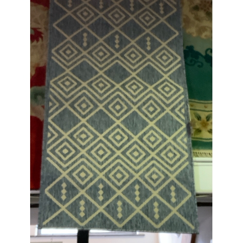 581 - Opal Loop indoor/outdoor hard wearing rug, approx 150cm x 80cm