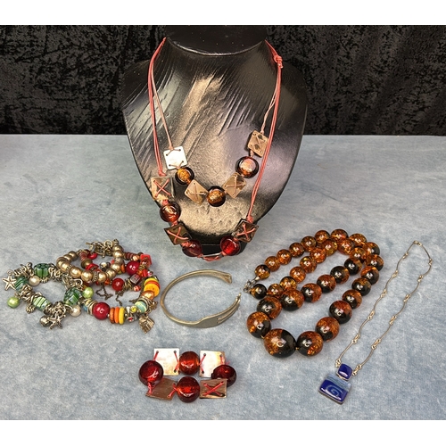 627 - Selection of costume jewellery including an amber style bead necklace, a silver and glass pendant ne... 