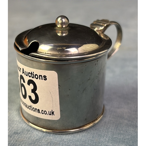 663 - Pretty silver mustard pot with hinged lid and BGL. Birmingham 1919 34gms.