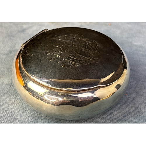 665 - Handsome silver snuff box with hinged lid and ornate monogramme. Birmingham 1908 85gms.