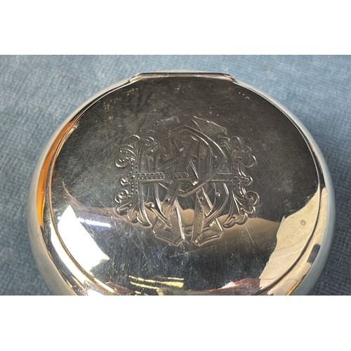 665 - Handsome silver snuff box with hinged lid and ornate monogramme. Birmingham 1908 85gms.