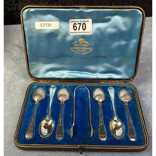 670 - Very pretty decorative set of teaspoons and matching sugar nips in original case. London 1891 115 gm... 