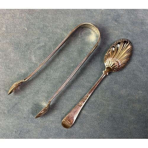 670 - Very pretty decorative set of teaspoons and matching sugar nips in original case. London 1891 115 gm... 