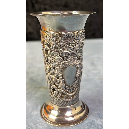 678 - Pretty decorative pierced silver spill vase. London 1901 51 gms.