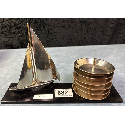 682 - Unusual silver yacht mounted on a plinth with a set of 6 silver olive/nibble trays Birmingham 1935 (... 