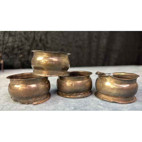 689 - 4 matching silver napkin rings. Birmingham 1917 35 gms.