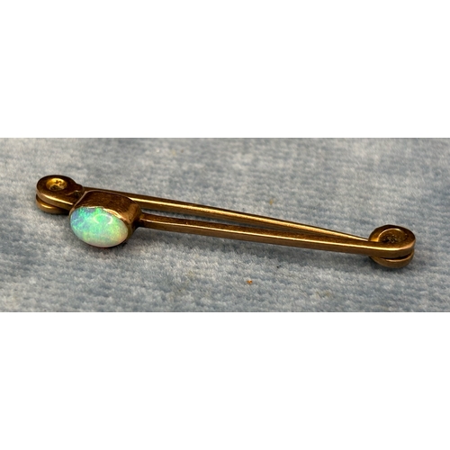 710 - Pretty little vintage 9ct gold brooch with inset opal gemstone.2 grams total weight.