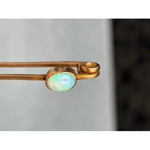 710 - Pretty little vintage 9ct gold brooch with inset opal gemstone.2 grams total weight.