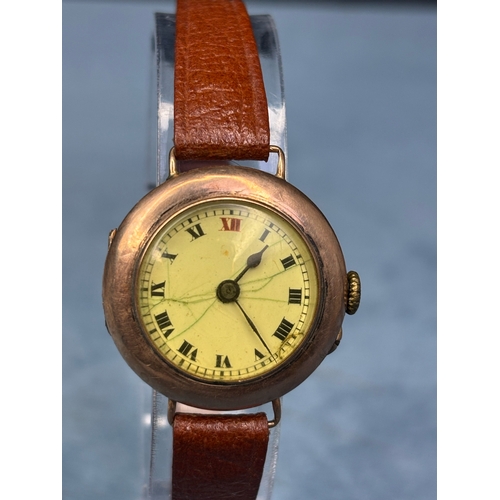 713 - Vintage ladies 9ct gold wrist watch with leather strap. Appears to be working.