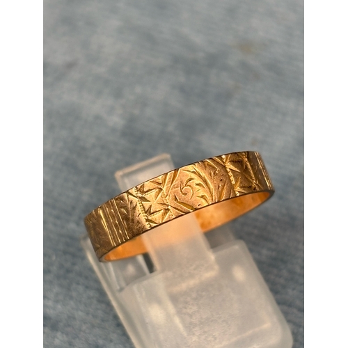 729 - Decorative 9 ct gold ladies wedding band. Size P. 2 gms.