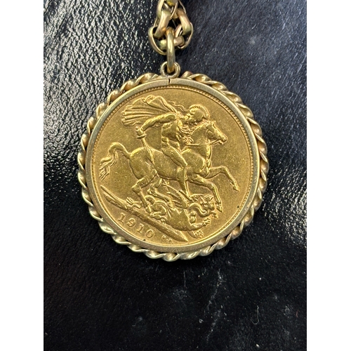 734 - 9ct gold sovereign (1910) in a decorative mount with a 9ct gold pendant chain (40 cms) 15 gms total ... 