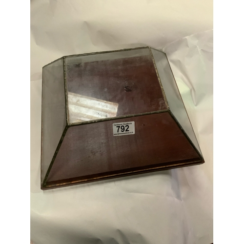 792 - Very pretty leaded glass display box, unusual semi- pyramidical design H12cm x 32cm x 32cm