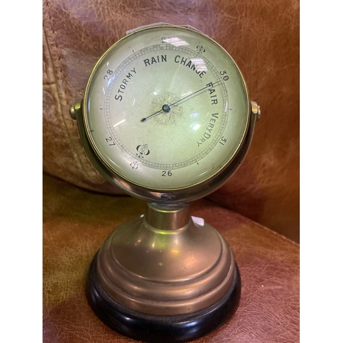 825 - Vintage fish eye glass circular desktop barometer, approx 15cm tall