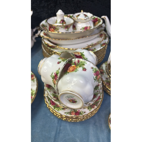 50 - Large collection of Royal Albert Old Country Roses china to include : large oval serving plate, 2 re... 