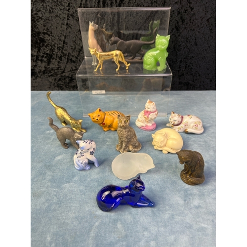 228 - Feline heaven! A bundle of pusscats in various ceramics, glass and brass from The Franklin Mint,