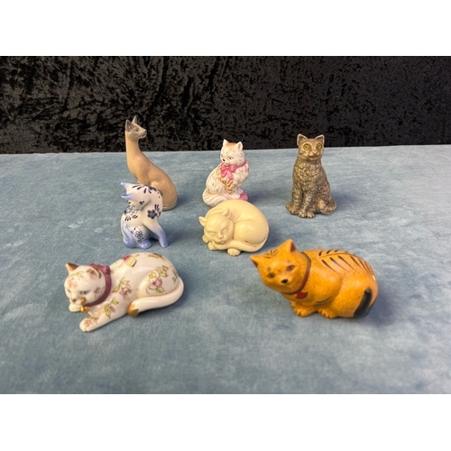 228 - Feline heaven! A bundle of pusscats in various ceramics, glass and brass from The Franklin Mint,