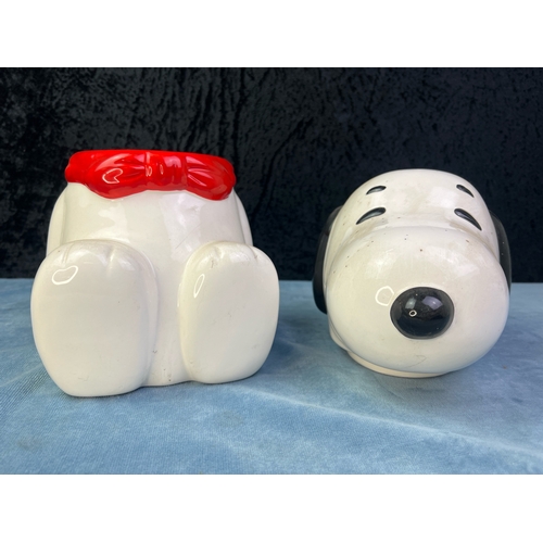 439 - Benjamin and Medwin Peanuts Snoopy ceramic biscuit / cookie jar, approx 26.5cm tall