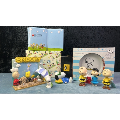 443 - Boxed Snoopy plate, bowl and mug breakfast set, a boxed Peanuts Snoopy ceramic picture frame, a Char... 