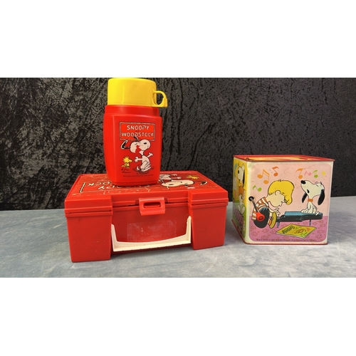 449 - Vintage Peanuts Snoopy plastic lunchbox with matching flask and a Mattel wind-up pop-up metal music ... 