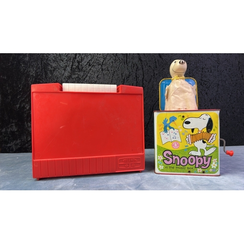 449 - Vintage Peanuts Snoopy plastic lunchbox with matching flask and a Mattel wind-up pop-up metal music ... 