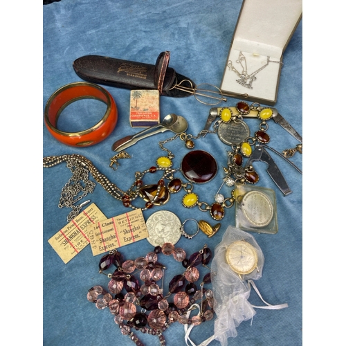 653 - Collectibles including costume jewellery, QEII coronation medals, silver jubilee coin, Savinelli cig... 