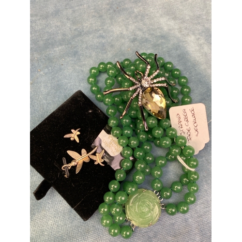 658 - Three stranded green jade style necklace, a spider design costume brooch and an Anne Reeves butterfl... 