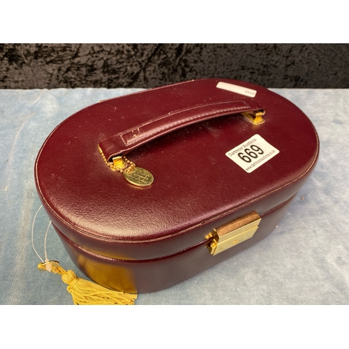 669 - Pretty jewellery box in burgundy leather, containing a good quality collection of vintage and modern... 