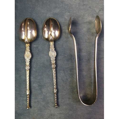 751 - Lovely pair of silver anointing spoons. London 1910 + a pair of silver sugar nips. Sheffield 1922. T... 