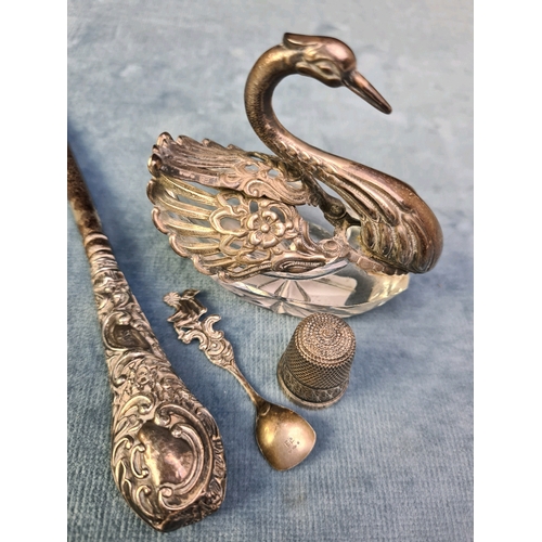 752 - Unusual glass and white metal salt in the form of a swan with articulated wings + a silver salt spoo... 