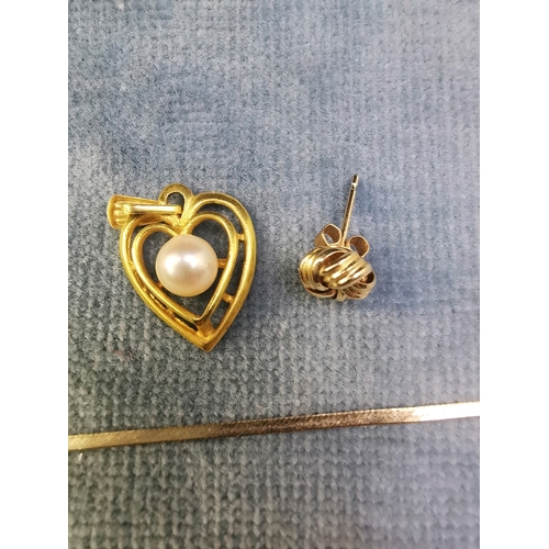 773 - Pretty 9ct gold decorative heart shaped pendant with pearl and chain + odd yellow metal items.1 gram... 