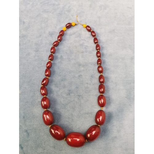 776 - Vintage cherry amber Bakelite graduated bead necklace, 30 grams.