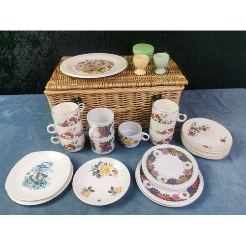 910 - Pretty set of Brexton floral design cups and saucers in a pretty picnic basket